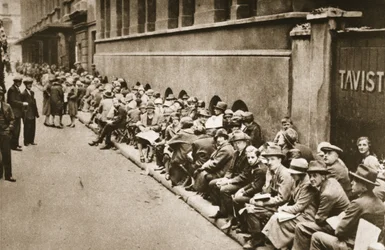 Schlange in der Floral Street für Tickets für eine Aufführung im Royal Opera House, Covent Garden, aus Wonderful London, veröffentlicht 1926-27